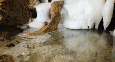 Gizemli mağaradan su fışkırıyor