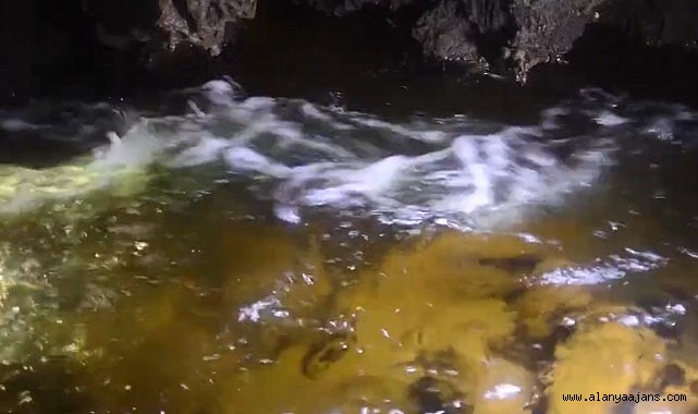 Gizemli mağaradan su fışkırıyor