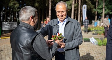 Mezarlıklarda çiçek dağıtımı