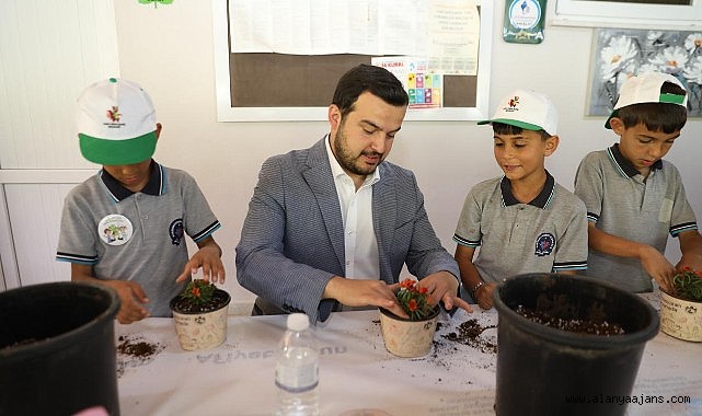 Minik eller toprakla buluştu