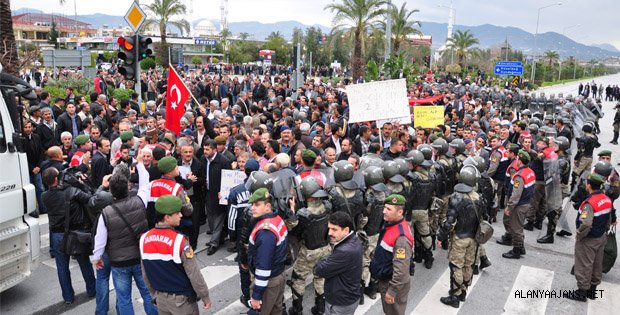 2B PROTESTOSU İÇİN YOL KAPATTILAR