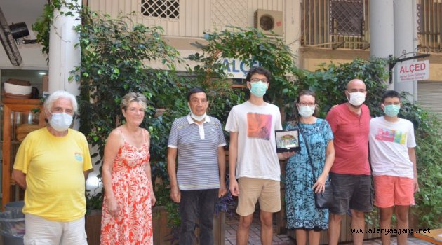 ABD’den gelerek Alanya’da kurs veren gence ödül