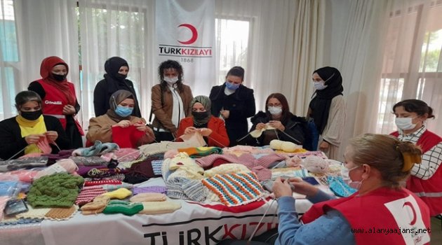 Ak kadınlardan Kızılay Alanya'ya destek