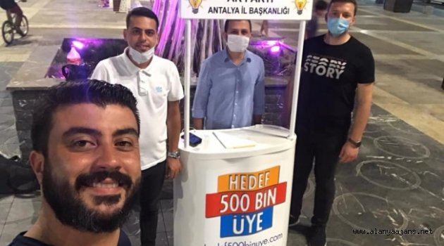 Ak Partili gençler üyelik stantı açtı