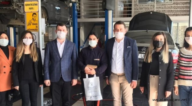 Alanya Ak Gençlik'ten kadınlara jest