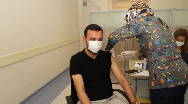 Alanya AK Parti topluca aşı yaptırdı