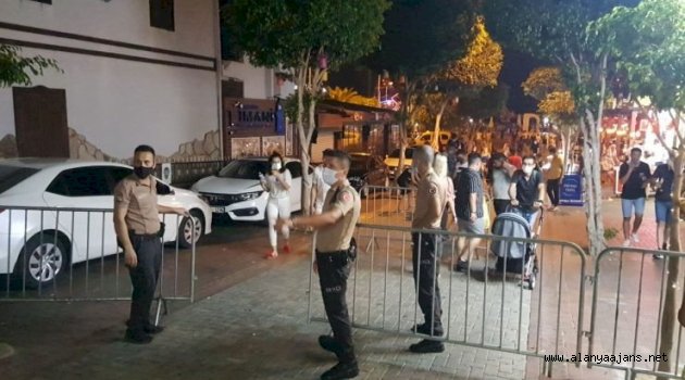 Alanya Barlar Sokağı’nda maske zorunlu hale geldi