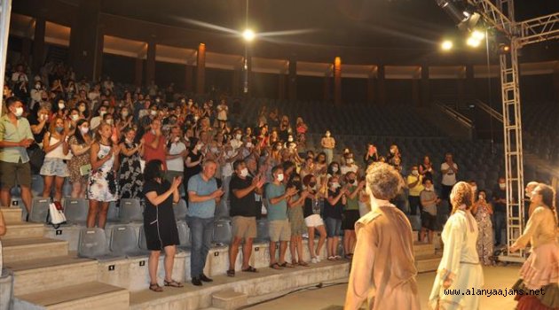 alanya Belediye Tiyatrosu açık hava oyunları devam ediyor
