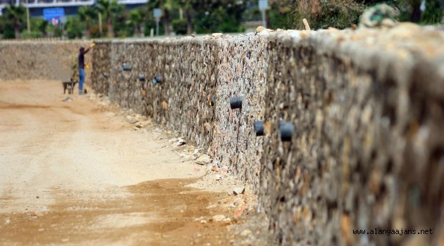 Alanya Belediyesi hizmet duvarı örüyor