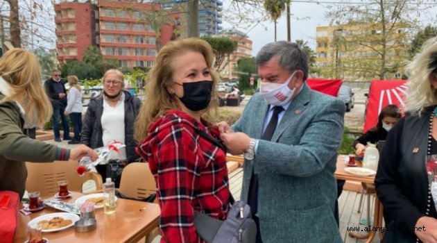 Alanya CHP’ye 20 yeni üye törenle katıldı