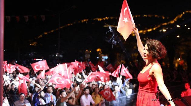 Alanya’da 19 Mayıs’ta Göksel ile coştu