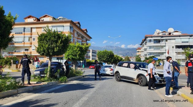 Alanya’da 2 otomobil çarpıştı: 1 yaralı