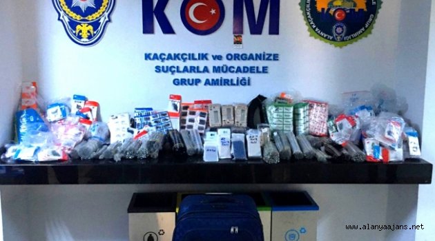 Alanya’da 55 bin 492 kaçak cep telefonu parçası ve aksesuarı ele geçirildi