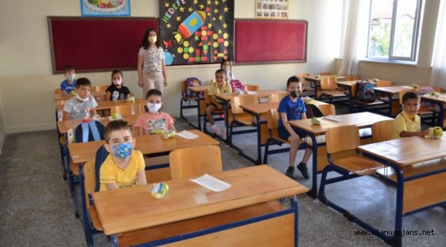 Alanya’da 75 okuldaki 7275 öğrenciye meyve ikramı yapıldı