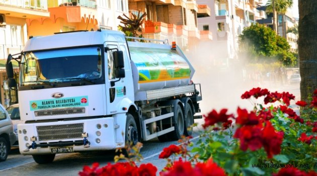 Alanya’da cadde ve sokakları mikronsisle gül koktu