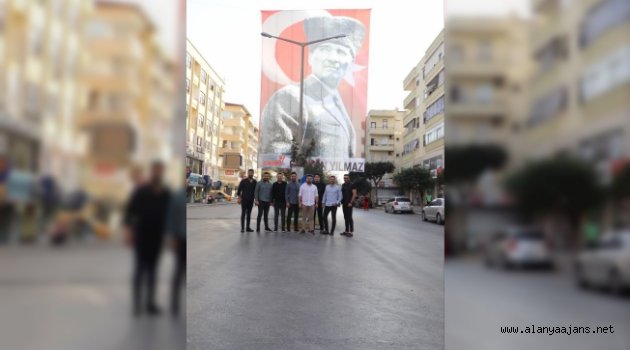 Alanya’da dev Atatürk posteri ilgi çekti