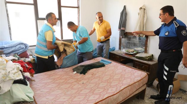 Alanya’da evden gelen kötü kokular zabıtayı harekete geçirdi