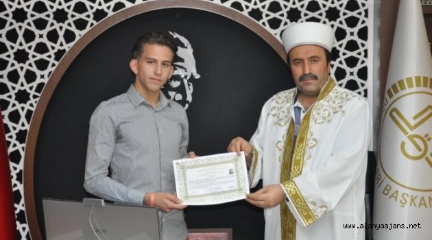 Alanya’da Hollandalı genç Müslüman oldu