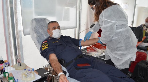 Alanya’da jandarmadan Kızılay’a kan bağışı