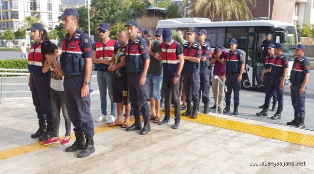 Alanya’da jandarmanın operasyonuyla yakalanan 6 fuhuş şüphelisi adliyede