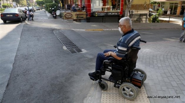 Alanya’da kaldırımlardaki engeller kaldırılıyor