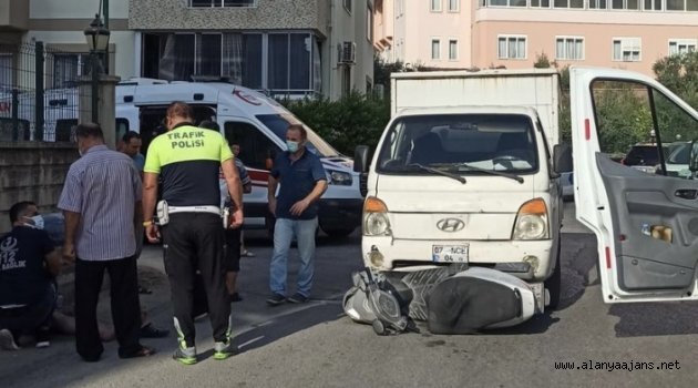 Alanya’da kamyonet ile motosiklet çarpıştı: 1 yaralı