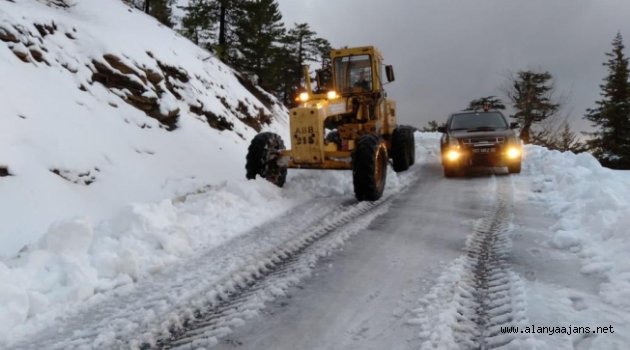 Alanya’da karla kapanan yollar açılıyor
