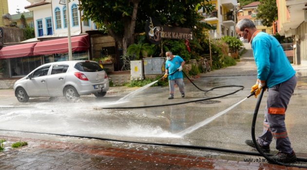 Alanya’da kısıtlama fırsata çevrilerek mahallelere dezenfekte yapılıyor