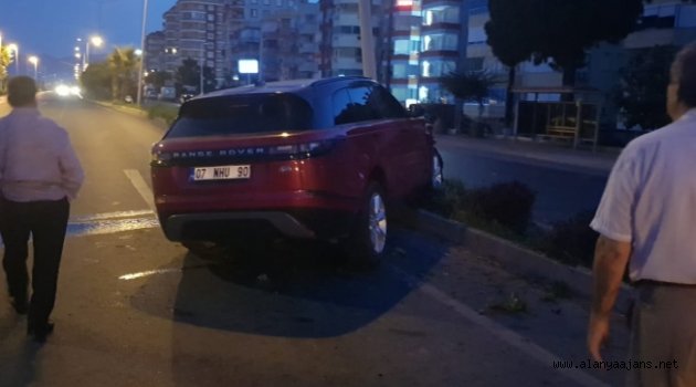 Alanya’da kontrolden çıkan cip direğe çarptı