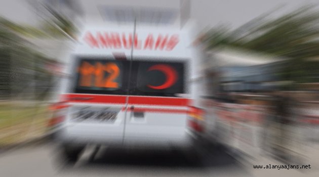 Alanya’da kontrolden çıkan kamyon kaldırıma çarptı: 1 yaralı