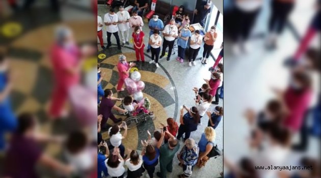Alanya’da korona virüsü yenen hemşire alkışlarla taburcu oldu