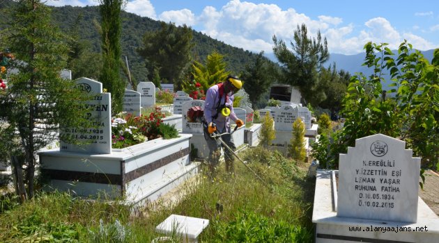 Alanya’da mezarlıklar bakıma alındı