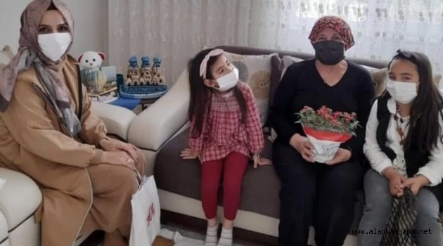 Alanya’da öğrenciler yaşlıları sevindirdi
