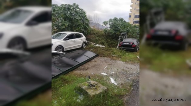Alanya’da otomobil durağa girdi!