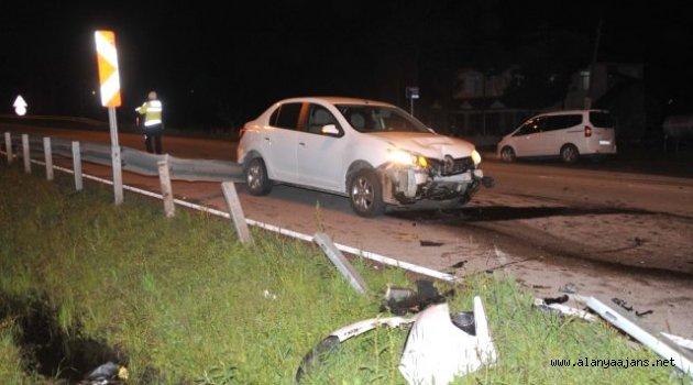 Alanya’da otomobil refüje çarptı: 1 yaralı