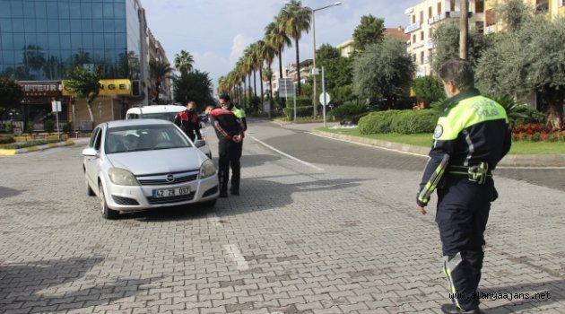 Alanya’da polis denetim yapıyor! Yasağa uymayanlara ceza kesiliyor