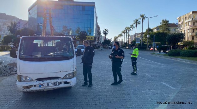 Alanya’da polis denetim yapıyor! Yasağa uymayanlara ceza kesiliyor