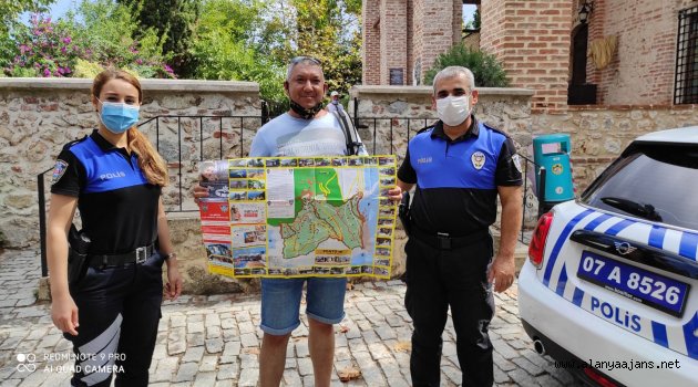 Alanya’da polis turistlere rehber oluyor