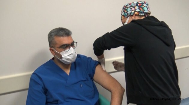Alanya’da sağlık çalışanları aşılanmaya başlandı
