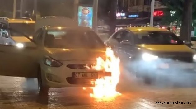 Alanya’da seyir halindeki otomobil cayır cayır yandı