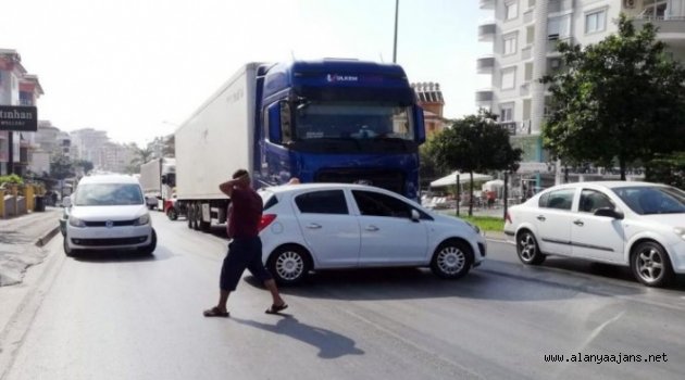 Alanya’da TIR ile otomobil çarpıştı