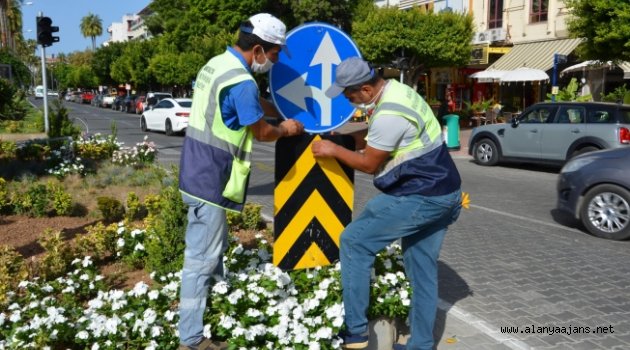 Alanya’da trafik levhası çalışması devam ediyor