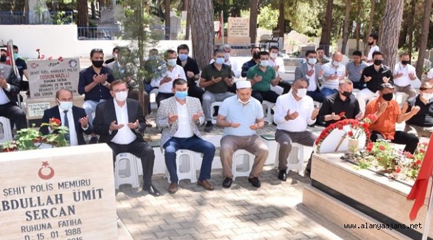 Alanya’da Ülkücüler’den bayram sabahı şehitliğe ziyaret