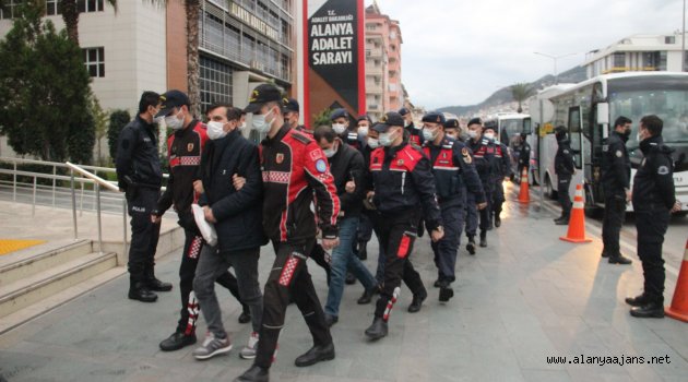 Alanya’da uyuşturucu operasyonunda gözaltına alınan 25 şüpheli adliyede