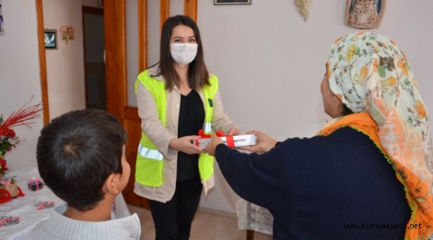 Alanya’daki ihtiyaç sahibi öğrencilere tablet desteği