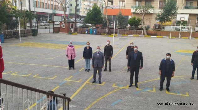 Alanya’daki okullarda aylar sonra İstiklal Marşı okundu
