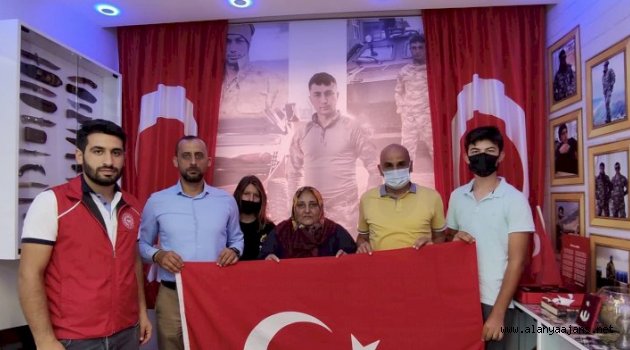 Alanya Gençlik Merkezi şehit ailesine bayram ziyareti
