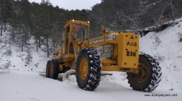 Alanya kırsalında kardan kapanan yollar açılıyor