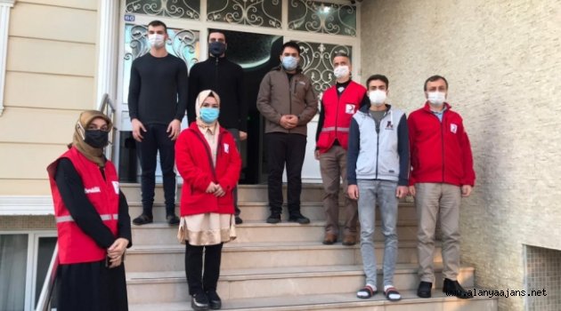 Alanya Kızılay öğrencilere sahip çıkıyor