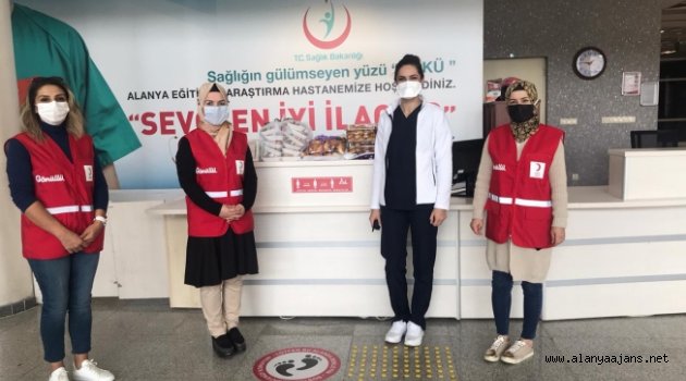 Alanya Kızılay sağlık çalışanlarının yanında
